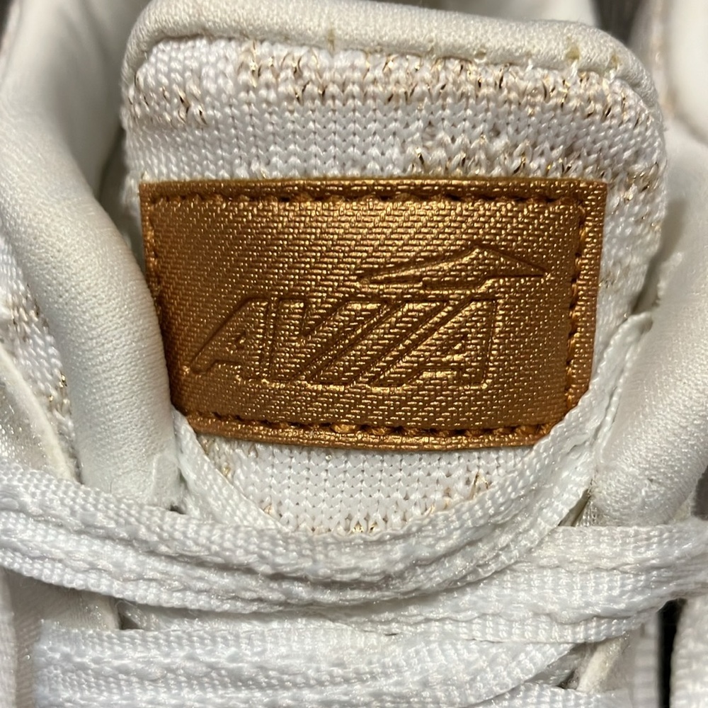 EUC Sz 6 women’s AVIA white/gold mesh lace up sneakers - Picture 3 of 9